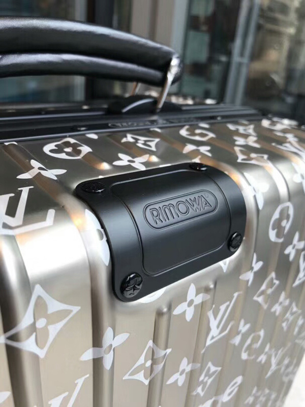 ルイヴィトン × RIMOWA リモワスーパーコピー トパーズ 4輪 33L マルチ ホイール IATA シルバー 8071209