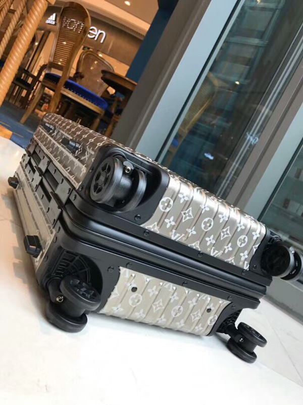 ルイヴィトン × RIMOWA リモワスーパーコピー トパーズ 4輪 33L マルチ ホイール IATA シルバー 8071209