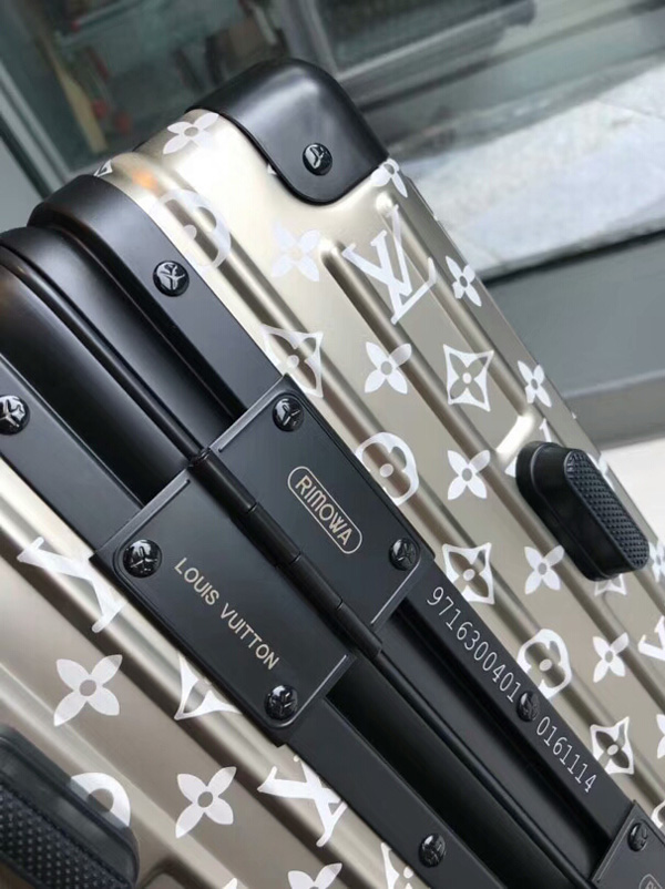 ルイヴィトン × RIMOWA リモワスーパーコピー トパーズ 4輪 33L マルチ ホイール IATA シルバー 8071209