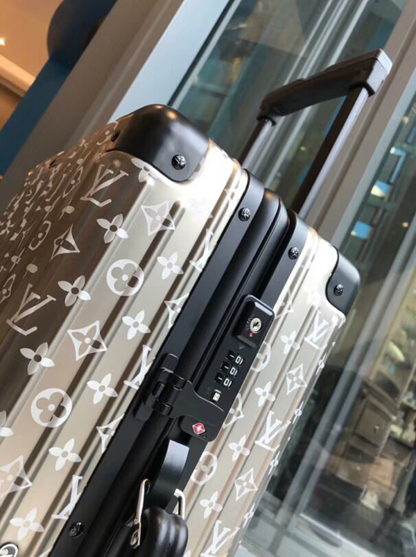 ルイヴィトン × RIMOWA リモワスーパーコピー トパーズ 4輪 33L マルチ ホイール IATA シルバー 8071209
