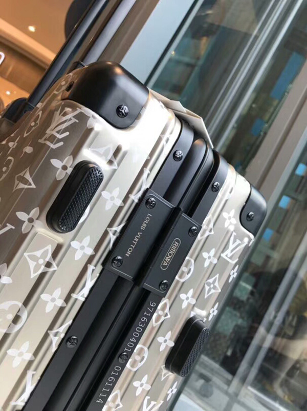 ルイヴィトン × RIMOWA リモワスーパーコピー トパーズ 4輪 33L マルチ ホイール IATA シルバー 8071209