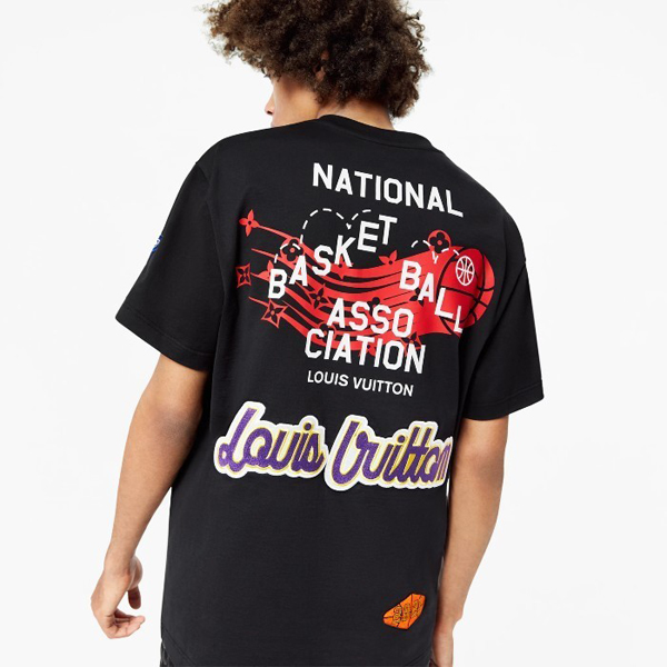 21AW ルイヴィトン nba tシャツ 偽物 コラボ 遊び心満載 マルチロゴ Tシャツ 1A8XEB