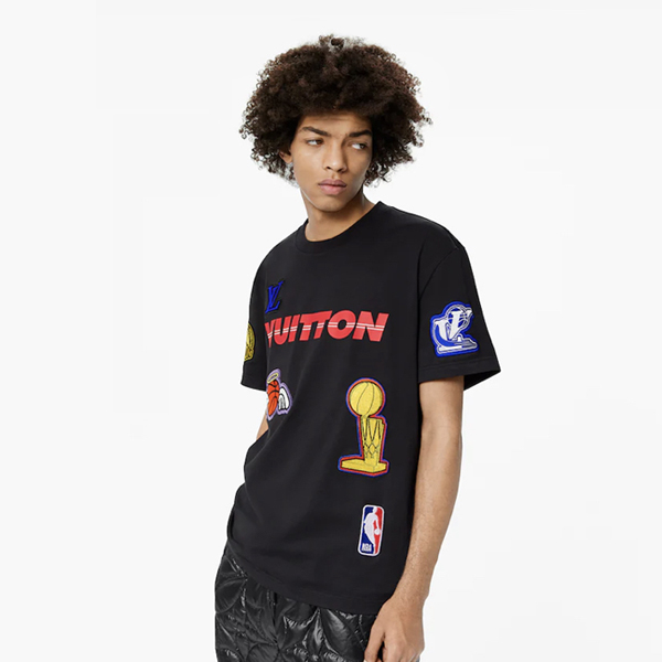 21AW ルイヴィトン nba tシャツ 偽物 コラボ 遊び心満載 マルチロゴ Tシャツ 1A8XEB