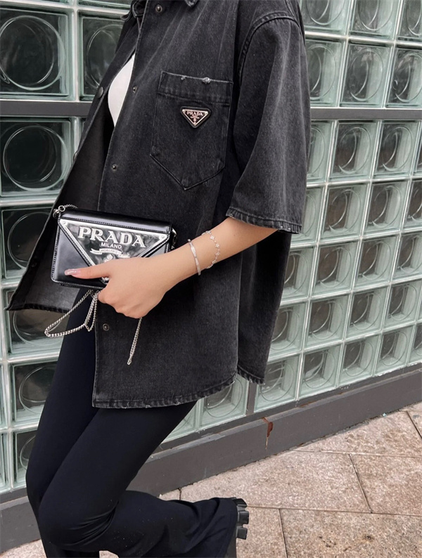 春夏のメンズ定番に重宝する プラダ スーパーコピー PRADA 半袖 シャツ デニム 三角ロゴ 刺繡ロゴ 水洗い処理 