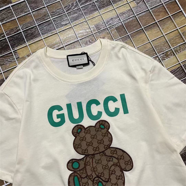 ふわっと柔らかい着心地★GUCCI スーパーコピー Ｔシャツ グリーン 熊 くま 刺繍ロゴ プリント 男女兼用 丸首 モノグラム