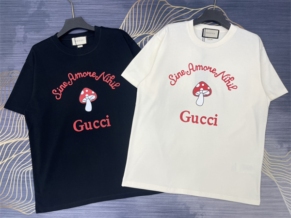 夏らしいプリント GUCCI スーパーコピー Ｔシャツ キノコ 茸 ロゴプリント 半袖 芸能人愛用 コットン
