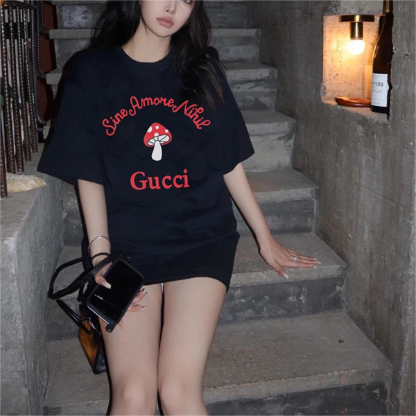 夏らしいプリント GUCCI スーパーコピー Ｔシャツ キノコ 茸 ロゴプリント 半袖 芸能人愛用 コットン