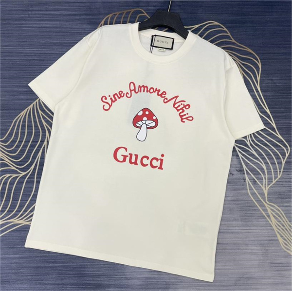 夏らしいプリント GUCCI スーパーコピー Ｔシャツ キノコ 茸 ロゴプリント 半袖 芸能人愛用 コットン