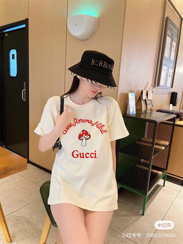 夏らしいプリント GUCCI スーパーコピー Ｔシャツ キノコ 茸 ロゴプリント 半袖 芸能人愛用 コットン