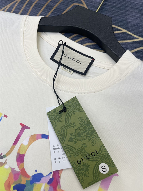 年齢を選ばず★GUCCI スーパーコピー Ｔシャツ ロゴ プリント 丸首 コットン 鮮やかなカラー 定番