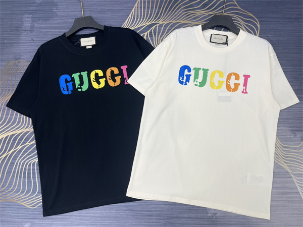 レトロなルック GUCCI 偽物 Ｔシャツ 半袖 カラーロゴプリント★ シンプルでオシャレ満載 シャリ感のある