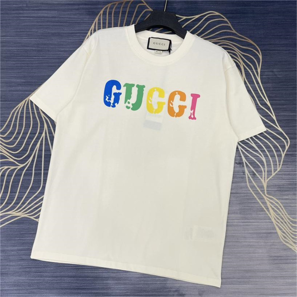 レトロなルック GUCCI 偽物 Ｔシャツ 半袖 カラーロゴプリント★ シンプルでオシャレ満載 シャリ感のある