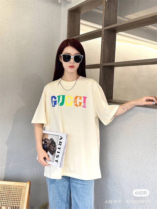 レトロなルック GUCCI 偽物 Ｔシャツ 半袖 カラーロゴプリント★ シンプルでオシャレ満載 シャリ感のある