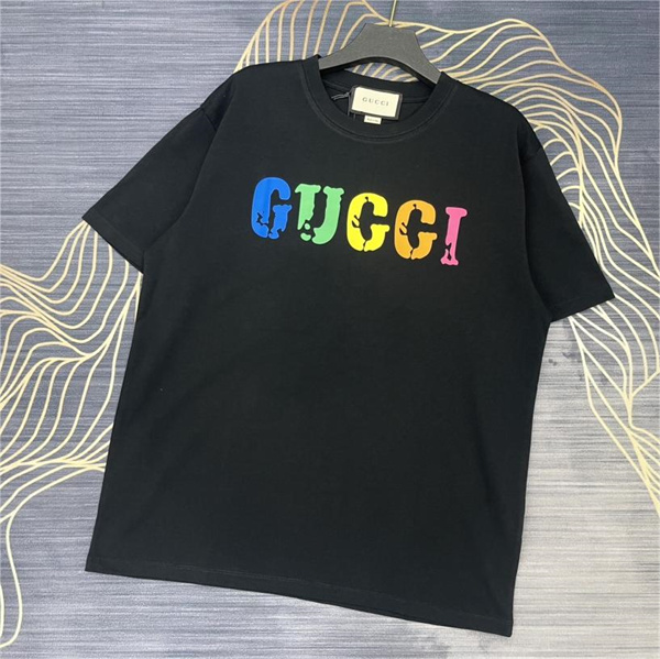 レトロなルック GUCCI 偽物 Ｔシャツ 半袖 カラーロゴプリント★ シンプルでオシャレ満載 シャリ感のある