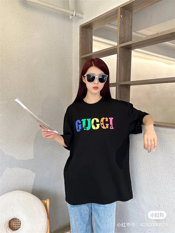 レトロなルック GUCCI 偽物 Ｔシャツ 半袖 カラーロゴプリント★ シンプルでオシャレ満載 シャリ感のある