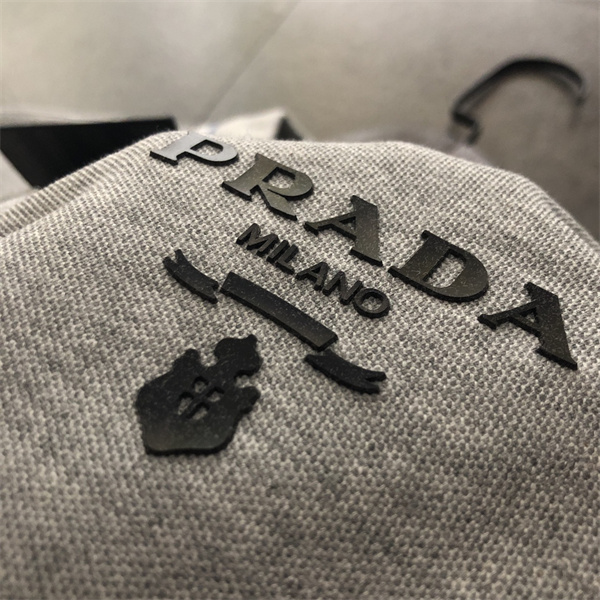 個性的でモードな表情 PRADA 偽物 ポロシャツ プラダ 立体ロゴ 純綿生地 早いもの勝ち