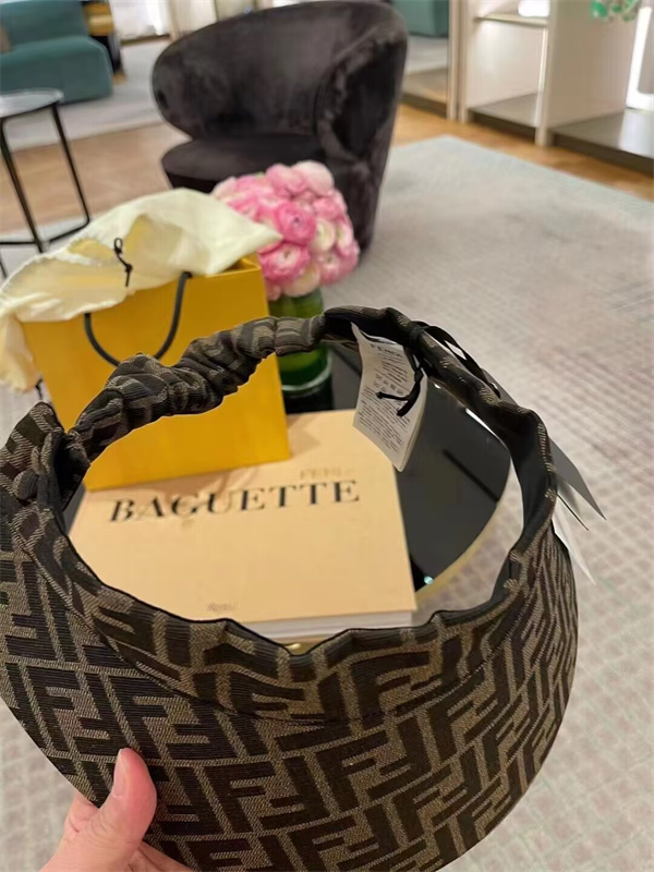  カジュアルな印象を演出 FENDI コピー サンバイザー FFモチーフ CAPSULE キャンバス モノグラム フェンディ 帽子