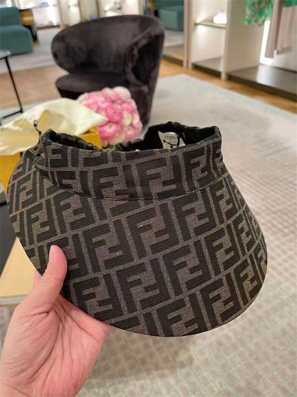  カジュアルな印象を演出 FENDI コピー サンバイザー FFモチーフ CAPSULE キャンバス モノグラム フェンディ 帽子