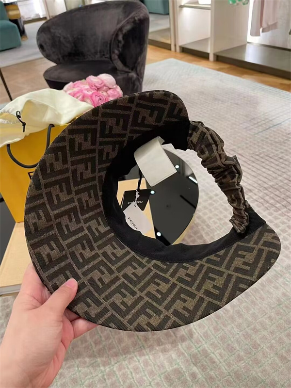  カジュアルな印象を演出 FENDI コピー サンバイザー FFモチーフ CAPSULE キャンバス モノグラム フェンディ 帽子