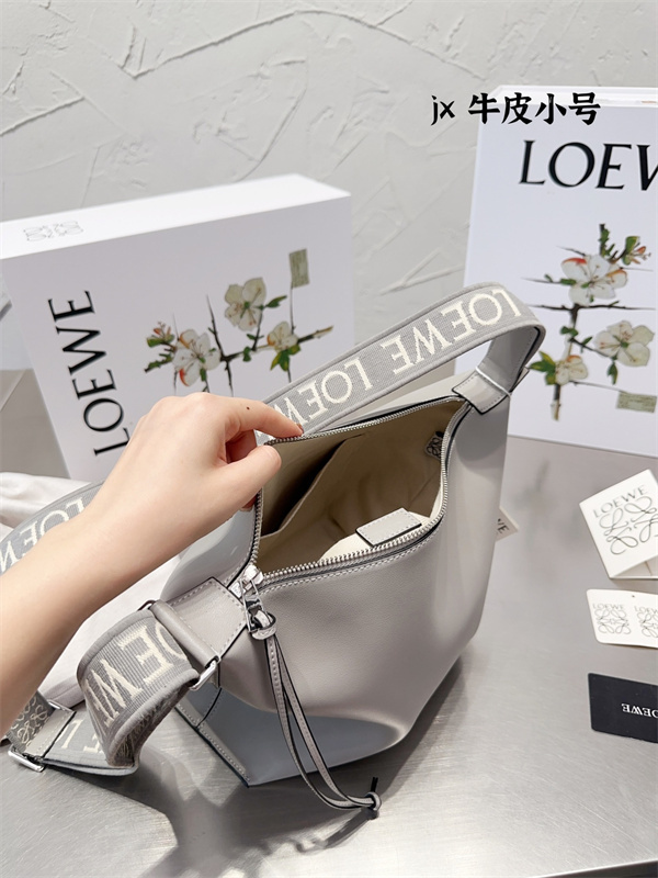 優しい雰囲気を醸し出し LOEWE コピー ショルダーバッグ 牛革 調節可能ショルダーベルト モノグラム ロエベ