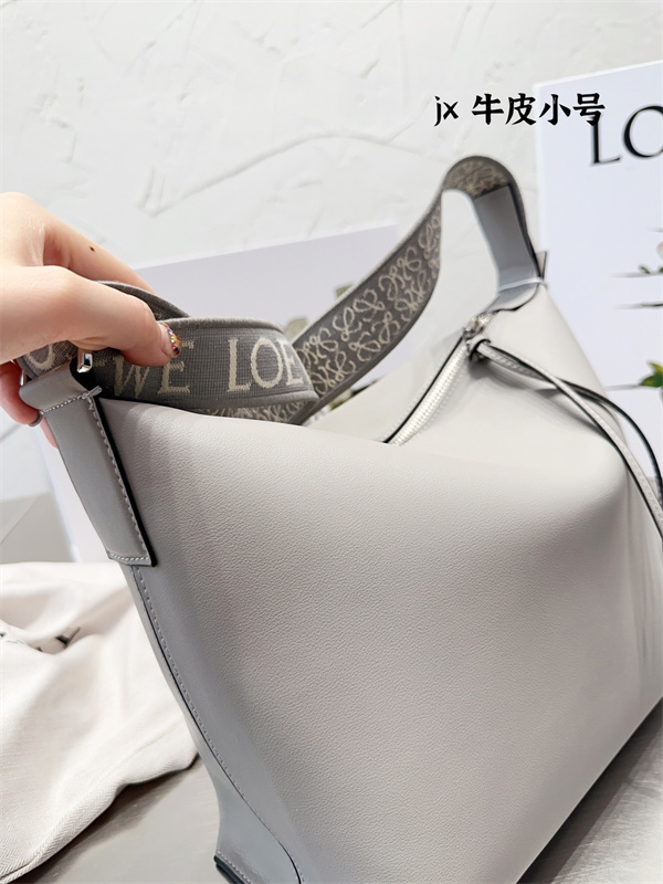 優しい雰囲気を醸し出し LOEWE コピー ショルダーバッグ 牛革 調節可能ショルダーベルト モノグラム ロエベ