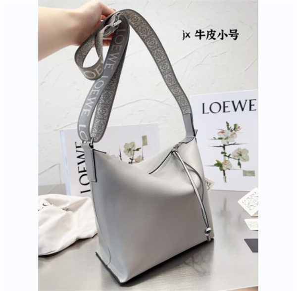 優しい雰囲気を醸し出し LOEWE コピー ショルダーバッグ 牛革 調節可能ショルダーベルト モノグラム ロエベ