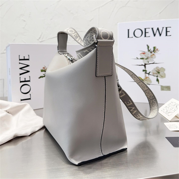 優しい雰囲気を醸し出し LOEWE コピー ショルダーバッグ 牛革 調節可能ショルダーベルト モノグラム ロエベ