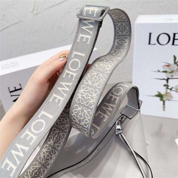 優しい雰囲気を醸し出し LOEWE コピー ショルダーバッグ 牛革 調節可能ショルダーベルト モノグラム ロエベ