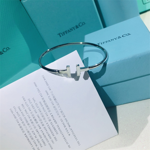 存在感を適度に放つ★ ティファニー 偽物 ブレスレット Tiffany & Co. 925シルバー シンプル バングル T