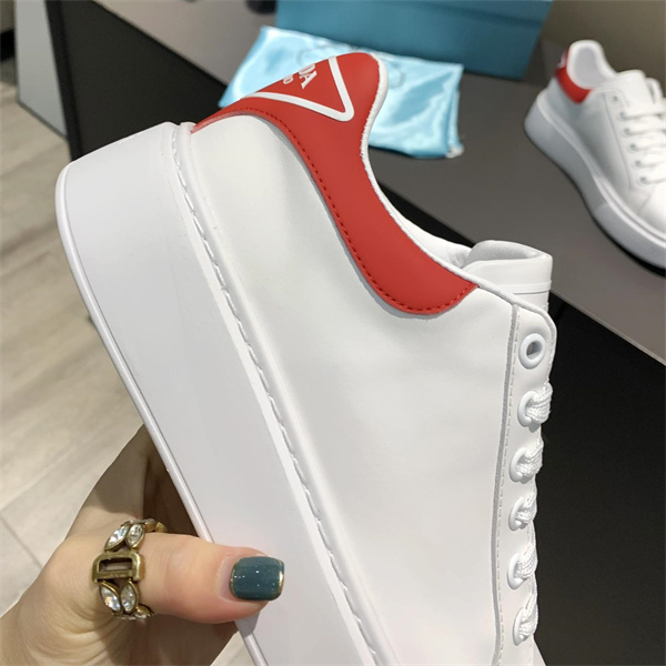 PRADA スーパーコピー スニーカー プラダ 2色 ロゴ 刻印 レザー 