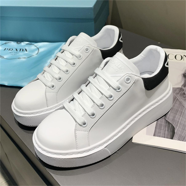 PRADA スーパーコピー スニーカー プラダ 2色 ロゴ 刻印 レザー 