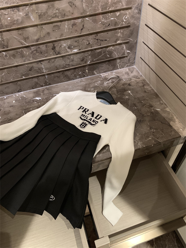 PRADA プラダ スーパーコピー 上下セット ジャカード ニット 長袖 ＆ ミニスカート 定番ロゴ