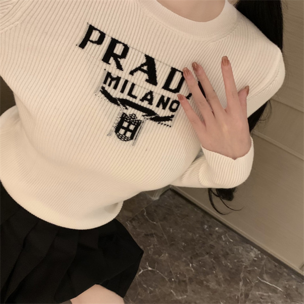 PRADA プラダ スーパーコピー 上下セット ジャカード ニット 長袖 ＆ ミニスカート 定番ロゴ
