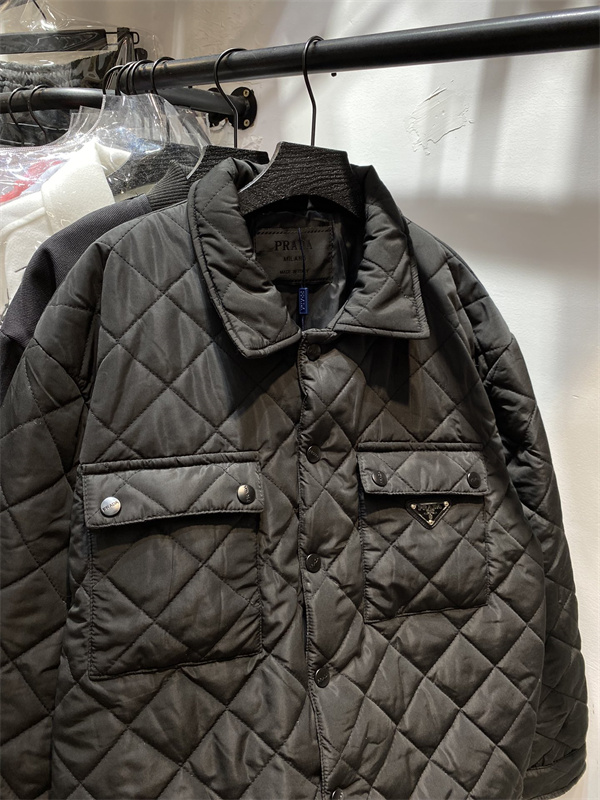とてもおすすめトレンド新作 プラダ コピー ジャケット クラシック 純綿生地 Prada