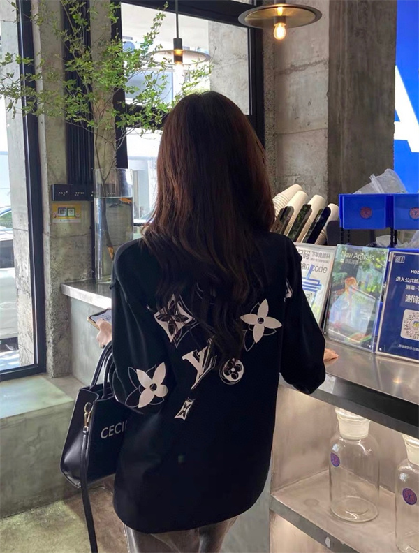 秋冬人気色コーデスタイルを演出 ルイヴィトン コピー セーター ウール生地 刺繡ロゴ LOUIS VUITTON