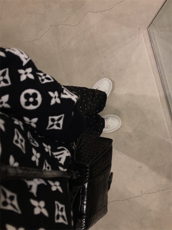 今年トレンドの着こなし ルイヴィトン コピー セーター ウール生地 オールオーバー LOUIS VUITTON