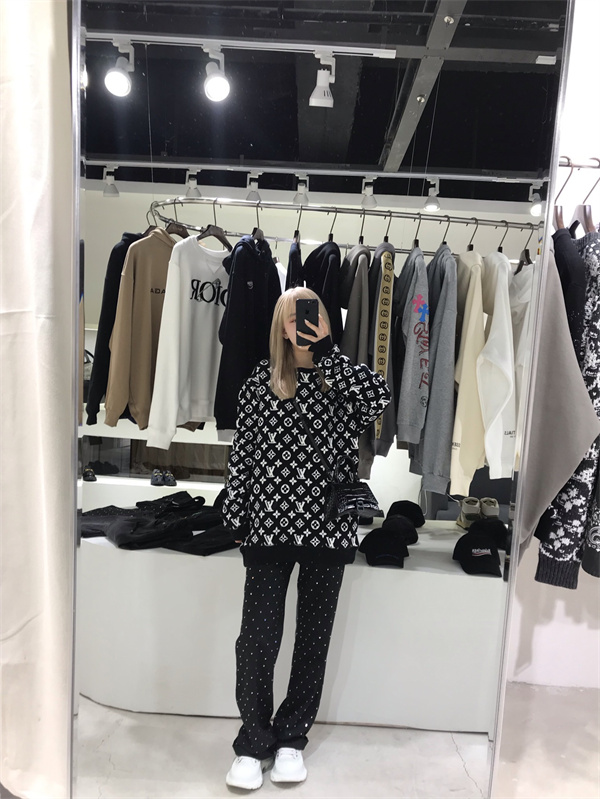 今年トレンドの着こなし ルイヴィトン コピー セーター ウール生地 オールオーバー LOUIS VUITTON