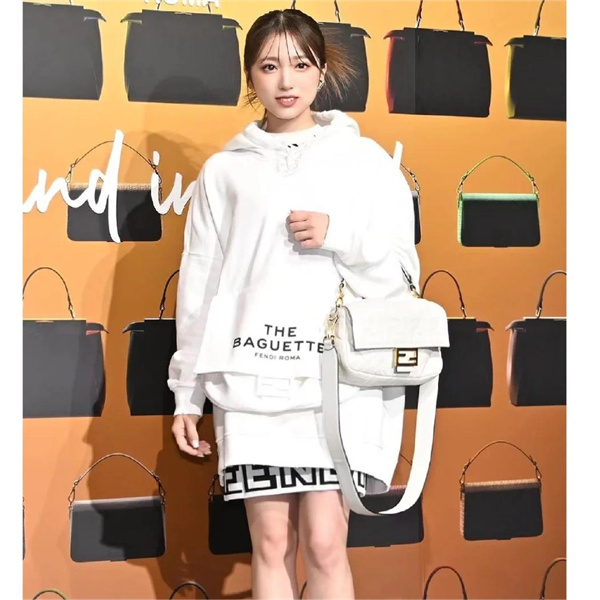 芸能人愛用 フェンディ コピー パーカー Marc JacobsｘFENDI コラボ ポケット ロゴ カジュアル 綿