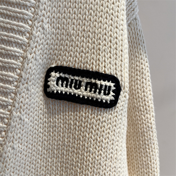 ミュウミュウ スーパーコピー カーディガン ニット Vネック ロゴ ジャカード 生地 MIUMIU