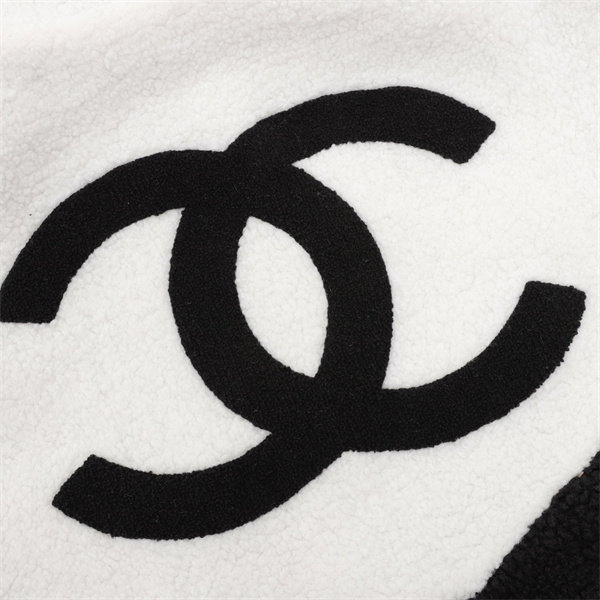シャネル 偽物 ジャケット フリース ウール 刺繍 ロゴ 黒と白 分割デザイン CHANEL 