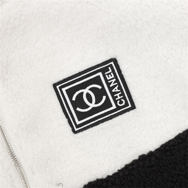 シャネル 偽物 ジャケット フリース ウール 刺繍 ロゴ 黒と白 分割デザイン CHANEL 