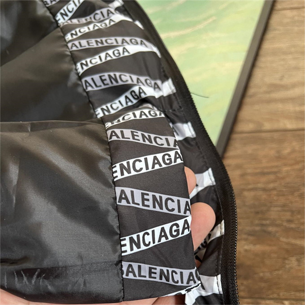 バレンシアガ 偽物 ダウンジャケット モノグラム ボリューム感 防水 BALENCIAGA