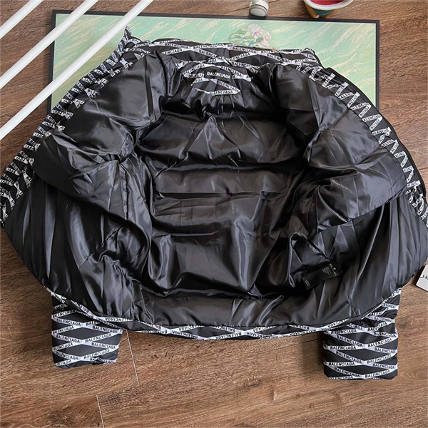 バレンシアガ 偽物 ダウンジャケット モノグラム ボリューム感 防水 BALENCIAGA