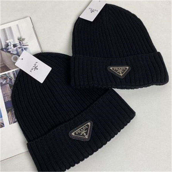 PRADA スーパーコピー ニット帽子 ビーニー ロゴ メタル 三角 プラダ