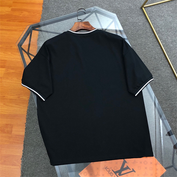 プラダ コピー Ｔシャツ 刺繡 ロゴ 定番 立体 シンプル ユニセックス ミニマル PRADA