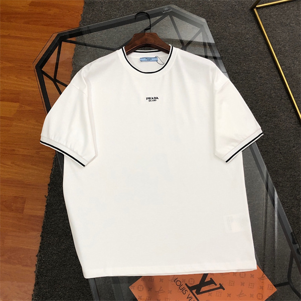 プラダ コピー Ｔシャツ 刺繡 ロゴ 定番 立体 シンプル ユニセックス ミニマル PRADA