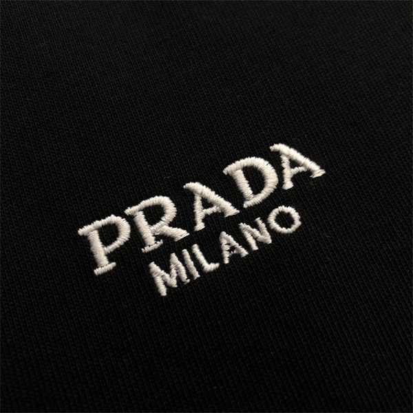 プラダ コピー Ｔシャツ 刺繡 ロゴ 定番 立体 シンプル ユニセックス ミニマル PRADA