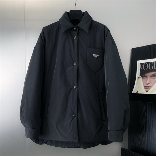 PRADA 偽物 中綿ジャケット ナイロン 厚い メタル ロゴ 防寒対策 ミニマル プラダ