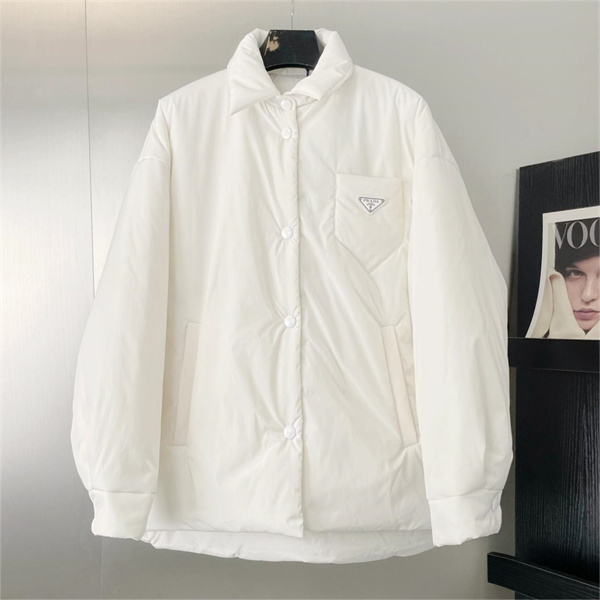 PRADA 偽物 中綿ジャケット ナイロン 厚い メタル ロゴ 防寒対策 ミニマル プラダ