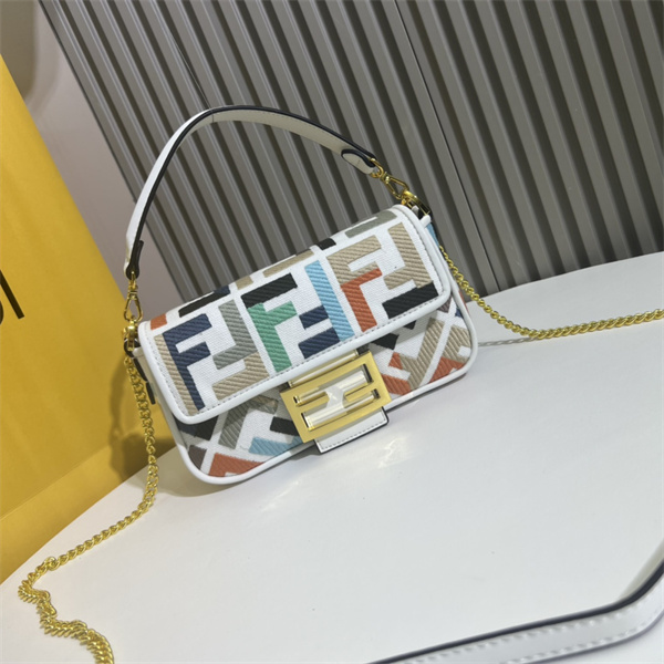 フェンディ スーパーコピー ショルダーバッグ カラーキャンバス FF刺繍 FENDI 牛革